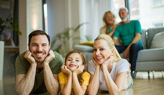 Familie liegend auf dem Boden